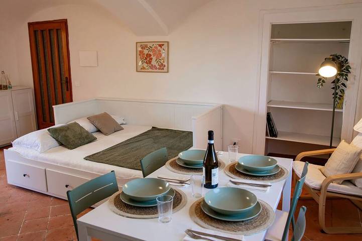 Ganze Wohnung, Cozy House with Lake View • Private Terrace & Self Check-in 24h in Albaluce Village, Viverone