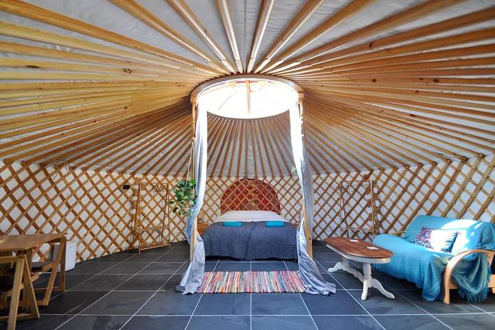 Spacious heated Yurt with Hot tub - 5 mins from beach in Cardigan Bay