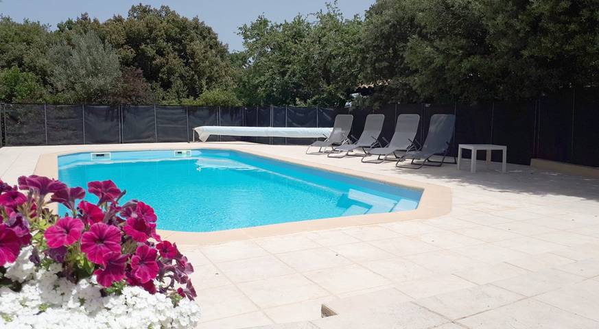 Gîte pour 4 personnes, avec piscine ainsi que jardin et terrasse