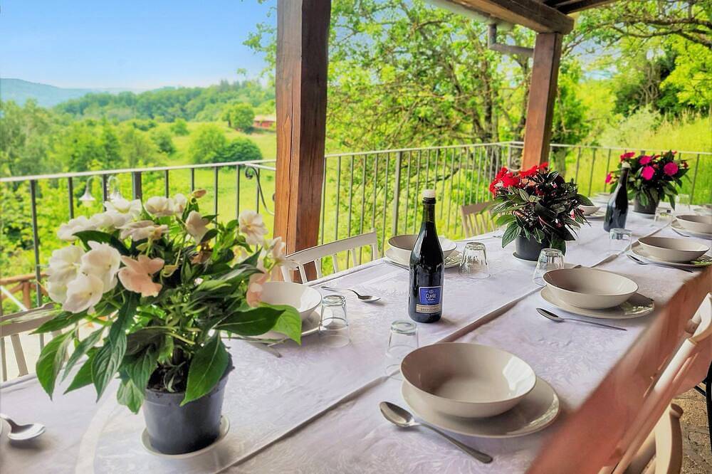 Cottage and house, private pool, hot tub, stunning views. Wifi. Ideal for groups in Castelnuovo di Garfagnana, Garfagnana