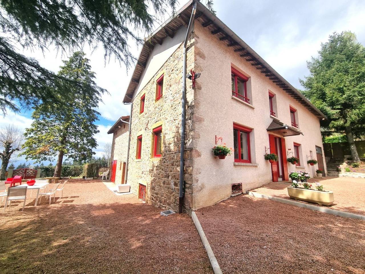 Familienfreundliches Steinhaus mit Garten, Haustiere erlaubt in Le Cergne, Roanne und Umgebung