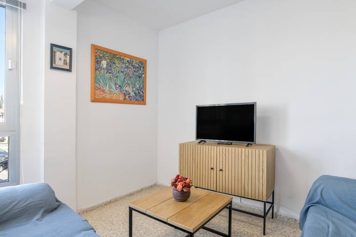 Entire apartment, Valdelagrana Beach & Pool Apartment with Shared Pool, Private Terrace, and Wi-Fi in Playa de Valdelagrana (El Puerto de Santa María), El Puerto de Santa María