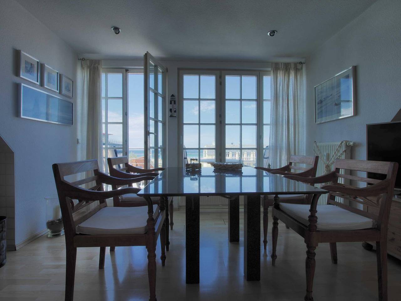 Cały apartament, Komfortable Ferienwohnung mit Balkon und Meerblick in Warnemünde in Warnemünde Strand, Rostock