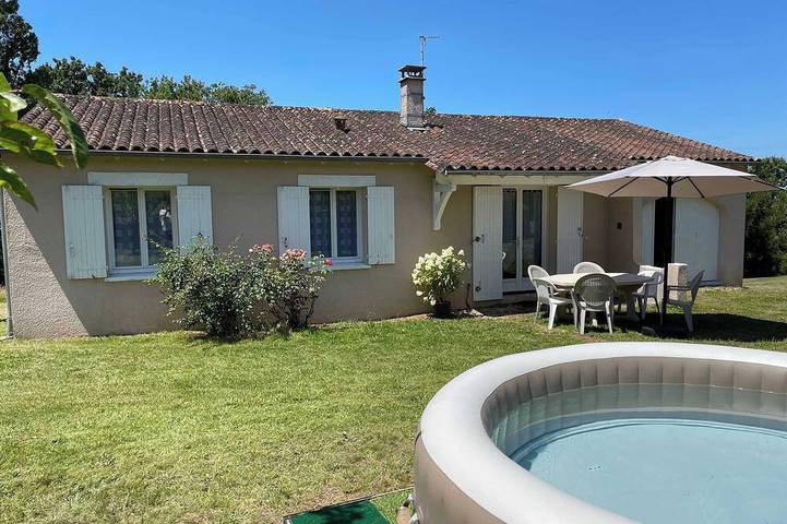 Gîte pour 6 personnes, avec jardin et piscine à Bussac