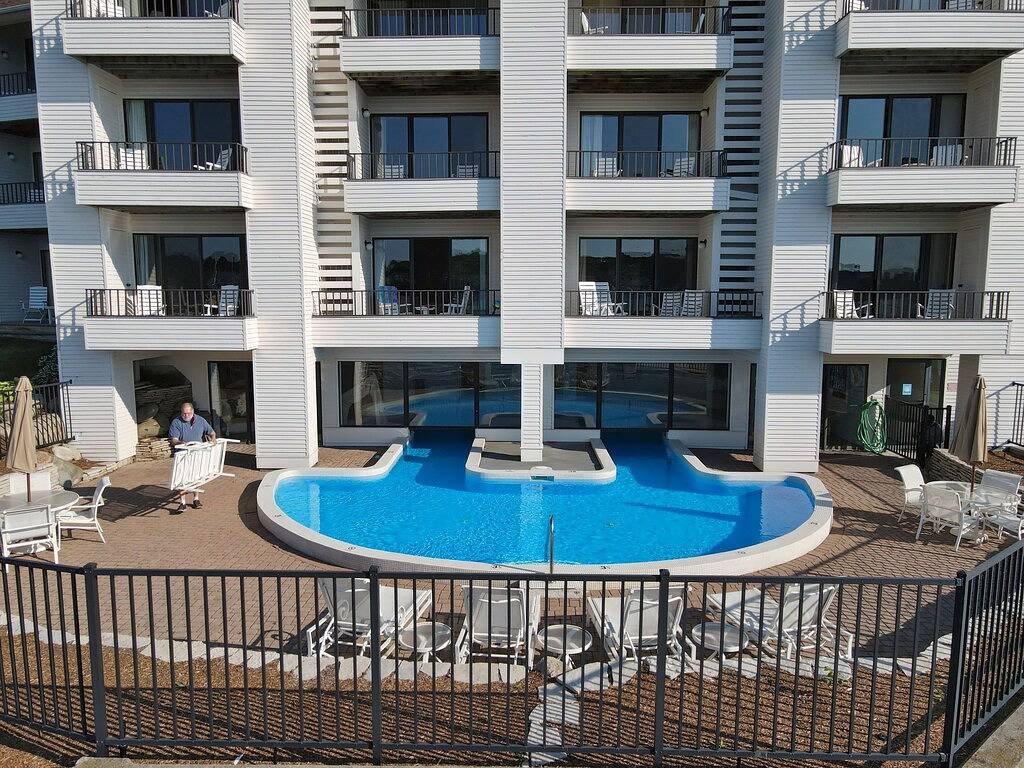 Ganze Wohnung, Edgewater #119 | Water Views + Private Balcony | Pool, Hot Tub, Sauna | Patio in Charlevoix, Charlevoix County