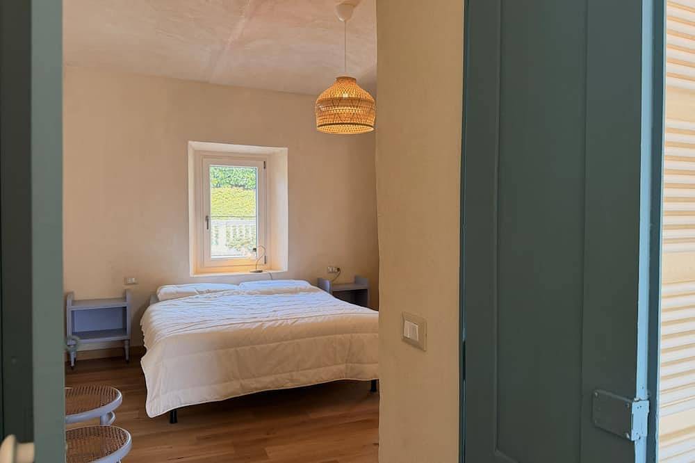 Kiki's - A spacious house, with a garden, in the Langhe. in Castagnole delle Lanze (dorf), Castagnole delle Lanze