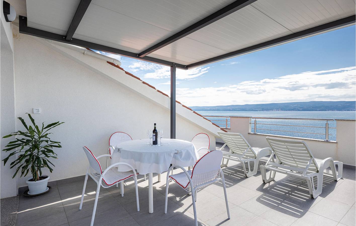 Ganze Ferienwohnung, Charmantes Apartment mit Meerblick, Terrasse und WLAN, in Strandnähe in Jesenice, Split-Dalmatien