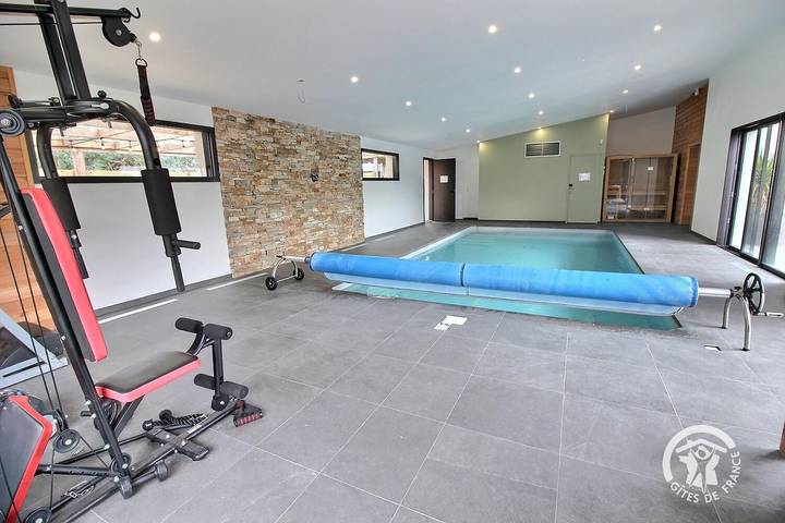 Gîte pour 10 personnes, avec Jacuzzi et Terrasse ainsi que Jardin et Piscine à Lantic