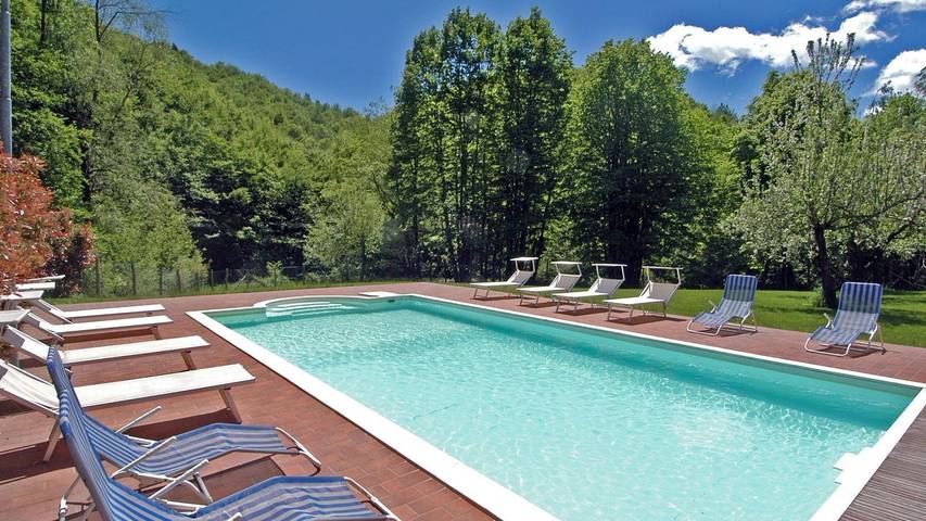 Villa pour 14 personnes, avec jacuzzi et sauna ainsi que piscine et jardin à Pistoia