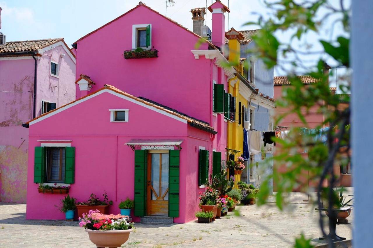 Night Galleria holiday home - bed & art -sea view in Burano, Venedig