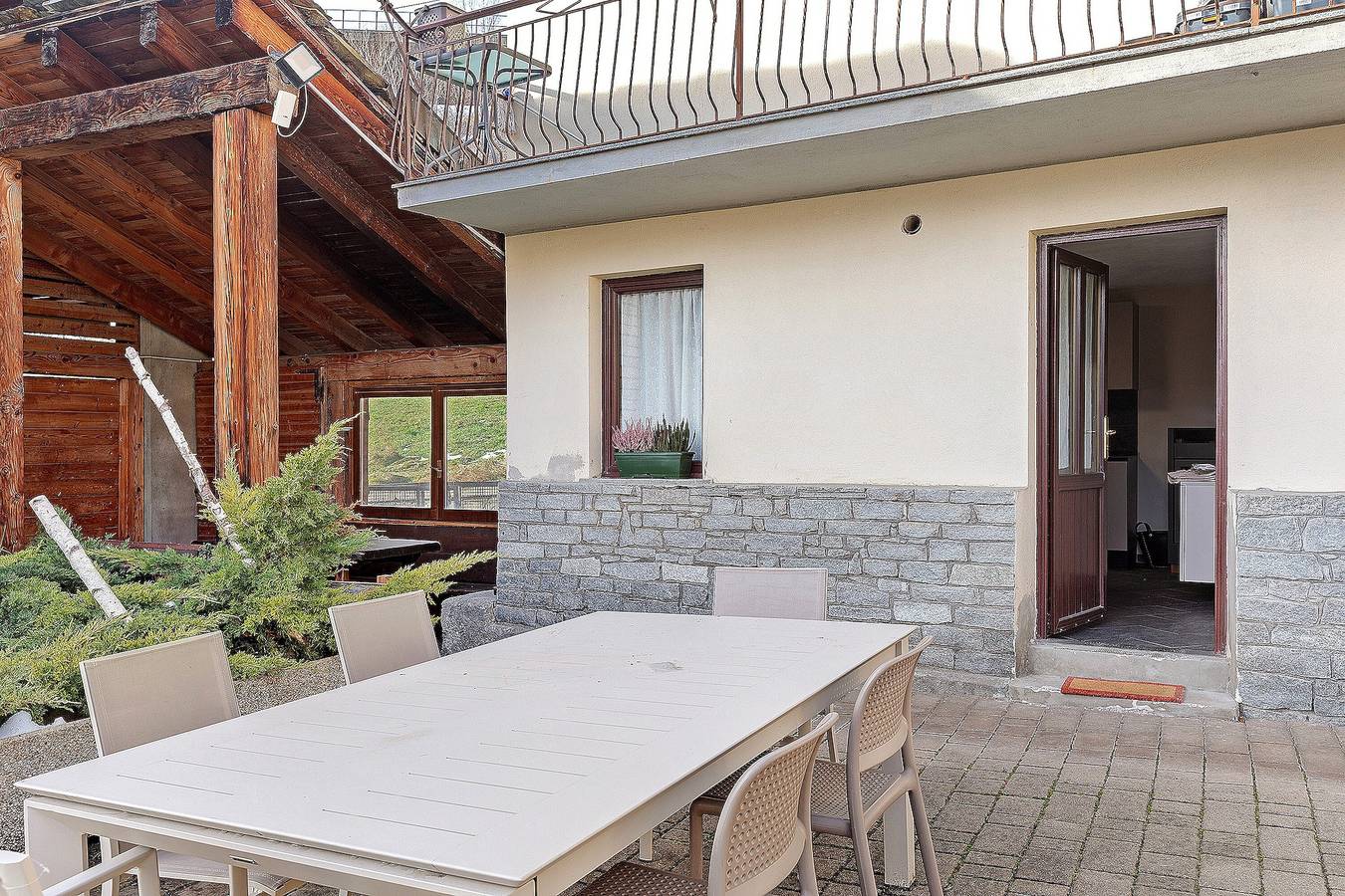 Appartement entier, Appartement "Karen The Ski House" avec vue sur la montagne, jardin partagé et Wi-Fi in Variney-Chez Roncoz, Comune di Gignod