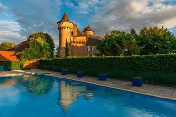 Gîte pour 12 personnes, avec jardin ainsi que piscine et jacuzzi à Lugan