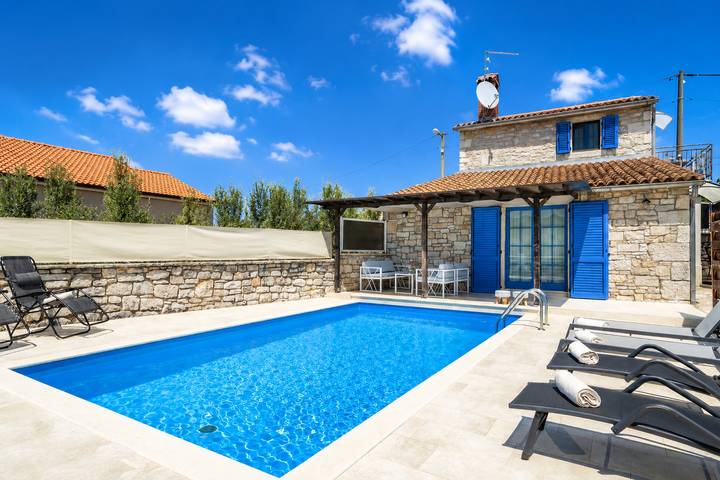 Ferienhaus für 6 Personen, mit Balkon und Terrasse sowie Garten und Pool