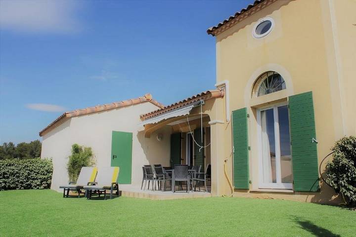 Location de vacances pour 6 personnes, avec vue et piscine ainsi que jardin et sauna dans Golf de Saint-Thomas