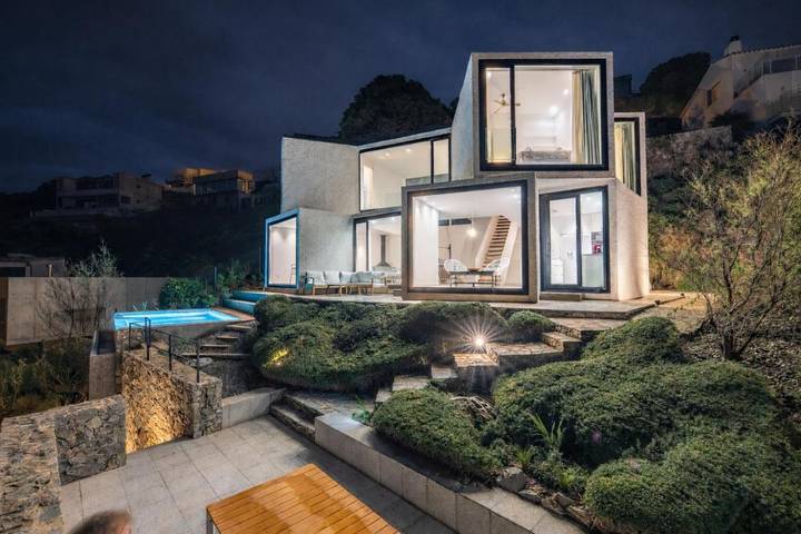 Villa für 9 Personen, mit Balkon und Terrasse sowie Garten und Ausblick