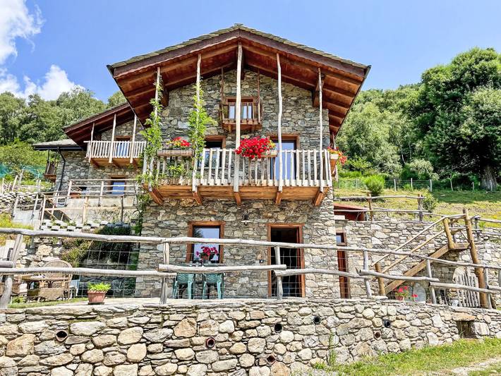 Ferienhaus für 4 Personen, mit Balkon und Terrasse sowie Garten und Seeblick