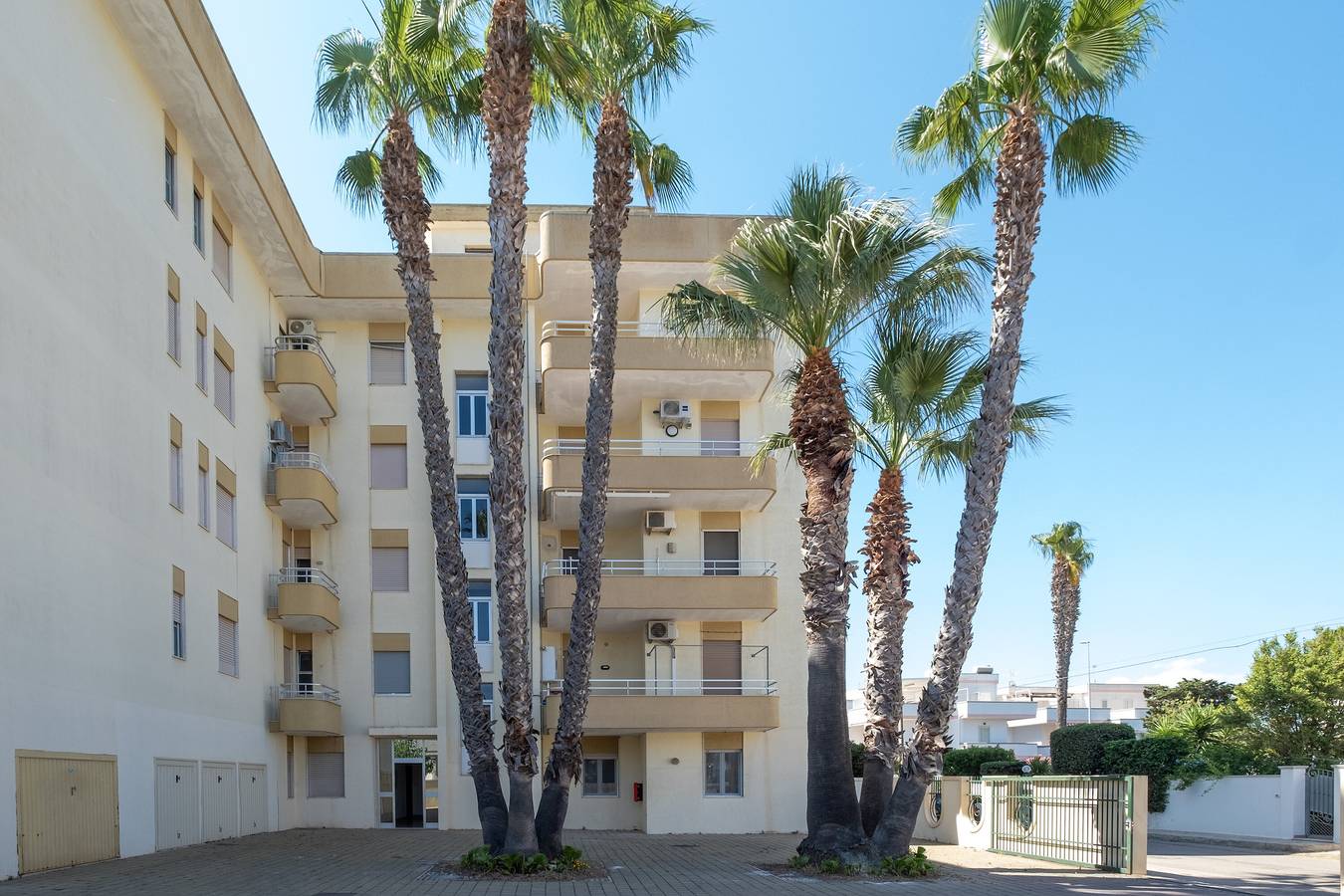 Entire apartment, Apartment 'Casa Vacanze Colopi' with Private Garden in Baia Verde, Gulf of Taranto