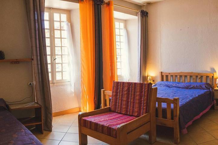 Gîte pour 5 personnes, avec jardin ainsi que terrasse et piscine, animaux acceptés à Asperjoc - 3