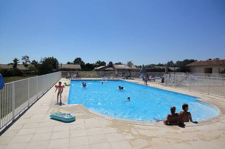 Location de vacances pour 6 personnes, avec Terrasse ainsi que Jardin et Piscine à Les Forges