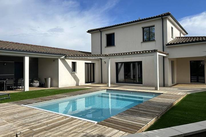 Location de vacances pour 8 personnes, avec piscine à Magné