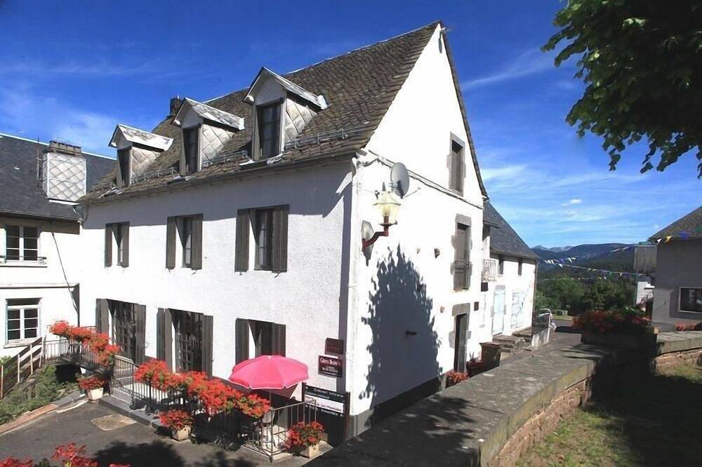 Belle maison indépendante au toit de lauzes in Saint-Sauves-d'Auvergne, Parc naturel régional des Volcans d'Auvergne
