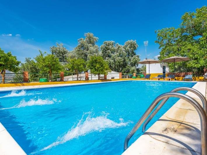 Casa de vacaciones para 12 personas, con Balcón y Terraza además de Jardín y Piscina en Carcabuey
