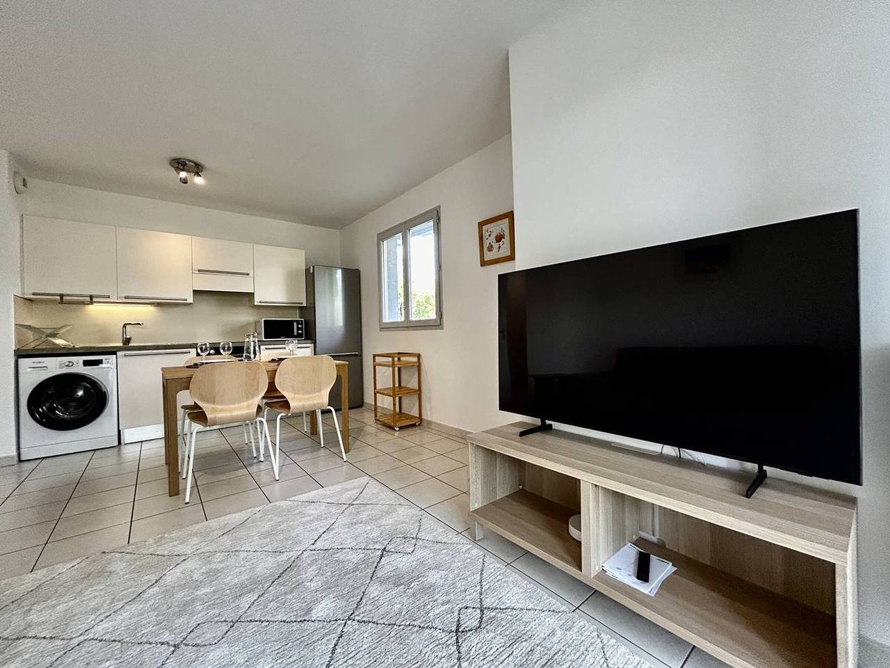 Ganze Wohnung, Appartement am Strand mit Waschmaschine und Internet 1,5 km entfernt in Antibes, Cannes und Umgebung