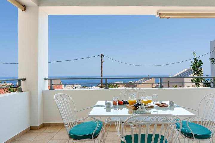 Ferienwohnung für 4 Personen, mit Balkon und Terrasse sowie Ausblick in Violi Charaki