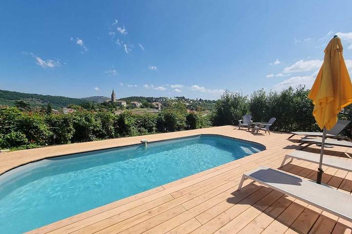 Location de vacances pour 6 personnes, avec jardin à Saint-Julien-du-Serre
