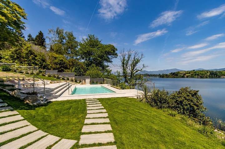 Luxury Villa, Swimming Pool, Private Beach, Sauna, Sleeps 8 - By Guestaly in Cadrezzate con Osmate, Varese Provinz