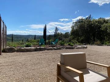 Gîte pour 3 personnes, avec vue sur le lac ainsi que vue et terrasse à Montauroux