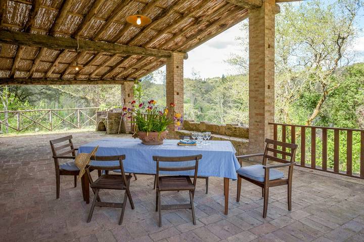 Haus auf mittelalterlicher Gerberei in der Nähe von Siena in Chiusdino, Siena Provinz
