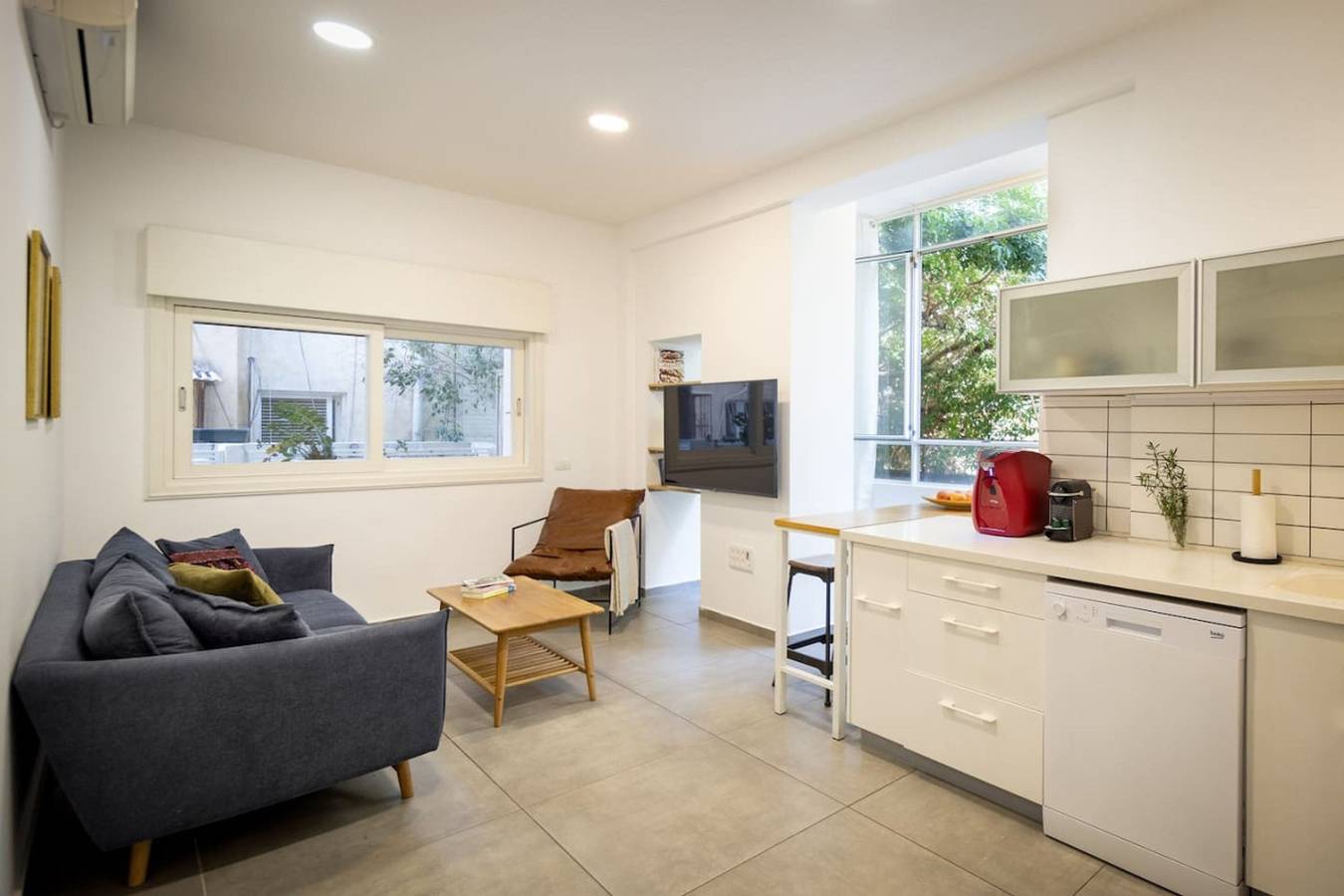 Entire apartment, Bauhaus Sea-Side Garden Haven by Sea N' Rent in Tel Aviv, Tel Aviv District