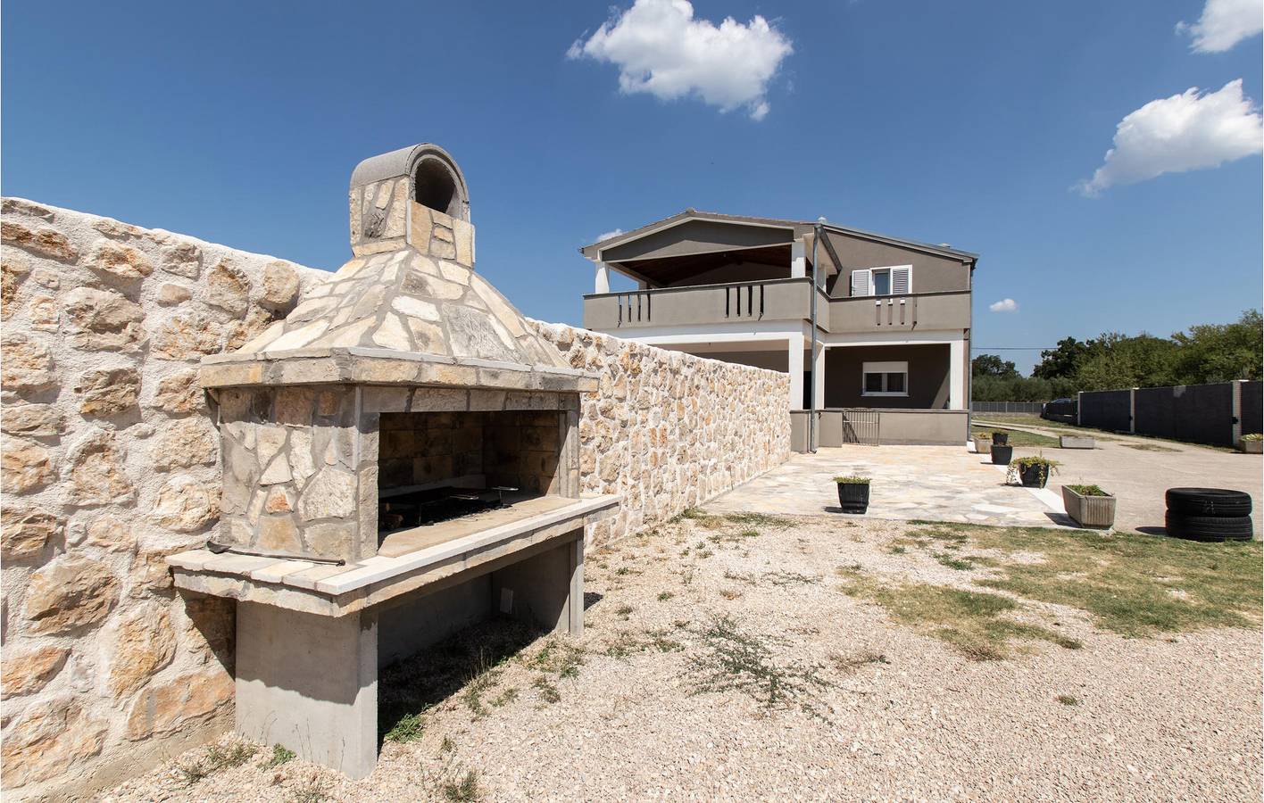 Geräumige 32 m² große Wohnung mit Pool, WLAN und Parkplatz in Grad Benkovac, Zadar