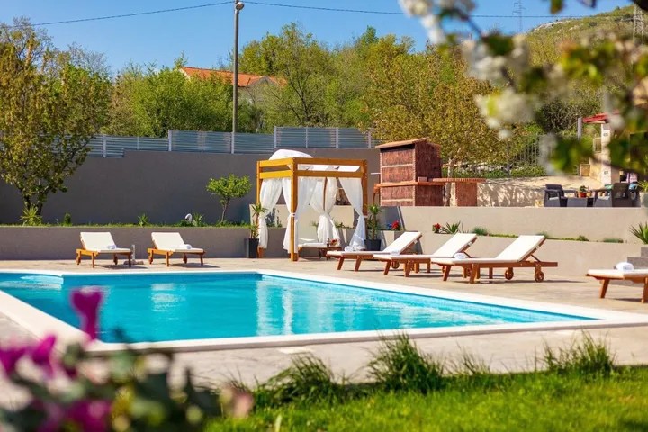 Villa for 12 personer, med udsigt og have såvel som pool og sauna - 1