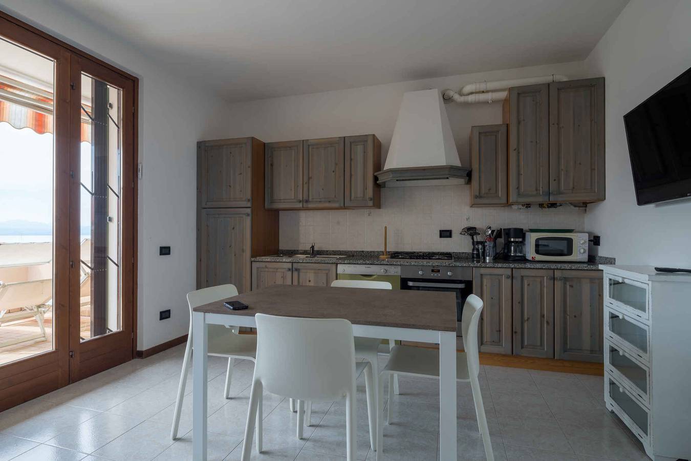 Apartamento vacacional entero, Holiday apartment overlooking lake  in Lazise, Montañas Garda