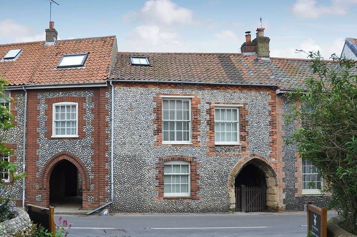 Cottage for 6 people, with pool and terrace as well as balcony/terrace in Cley next the Sea