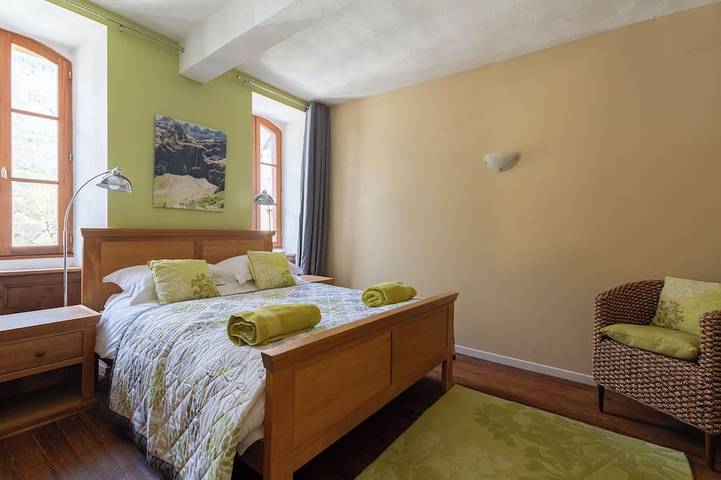 Superb holiday home sleeping up to14 in heart of the Hautes-Pyrenees in Luz-Saint-Sauveur, Nationalpark Pyrenäen