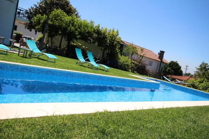 Location de vacances pour 3 personnes, avec jardin et bassin pour enfant ainsi que piscine et vue dans Amares - 4