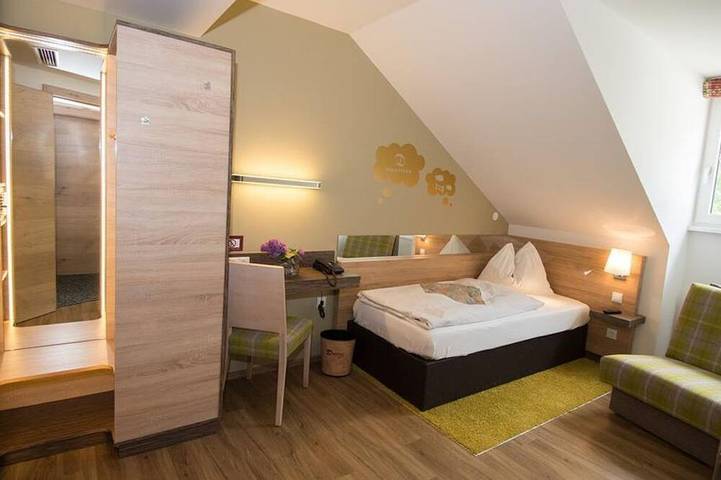 Doppelzimmer mit Dusche, Wc - Hotel Dollinger in Karwendel (Tirol), Innsbruck