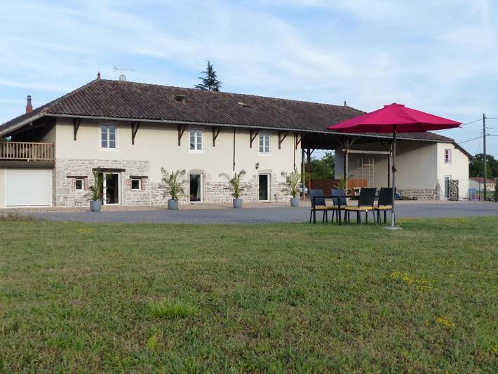 Gîte pour 12 personnes, avec terrasse à Domsure