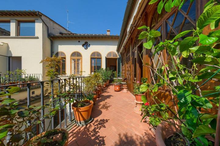 Apartamento entero, Apartamento 'Ático en Santo Spirito' con terraza privada, Wi-Fi y aire acondicionado in Florencia centro, Florencia