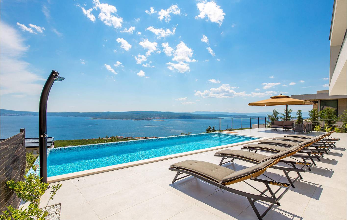 Geräumige 2-Zimmer-Wohnung mit Pool, WLAN und 2,5 km Entfernung zum Strand in Crikvenica, Primorje-Gorski Kotar
