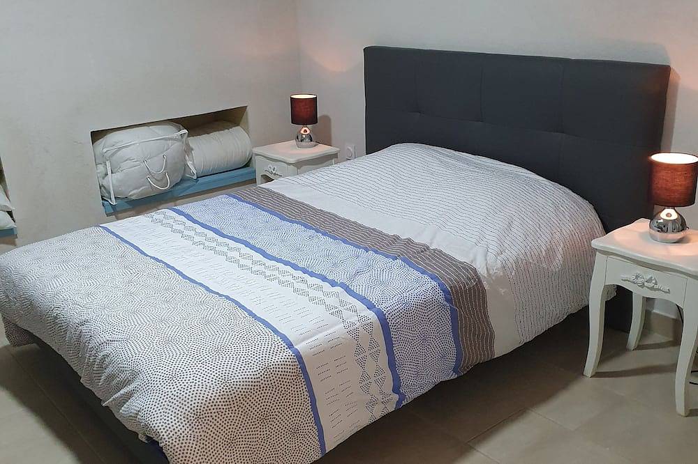 Entire apartment, South-facing villa with pool and jacuzzi for an unforgettable stay. in Brignoles, Brignoles region