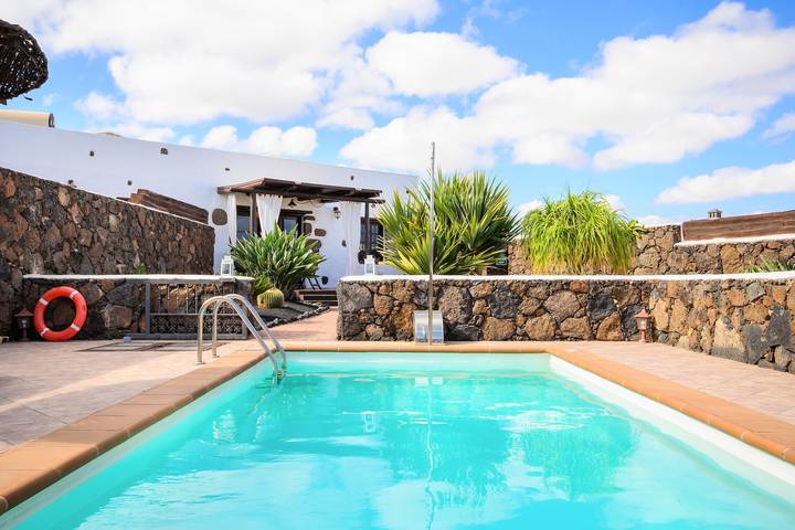 Villa de estilo rústico con Wi-Fi y zona exterior con piscina y jardín; Aparcamiento disponible in Guime, San Bartolomé