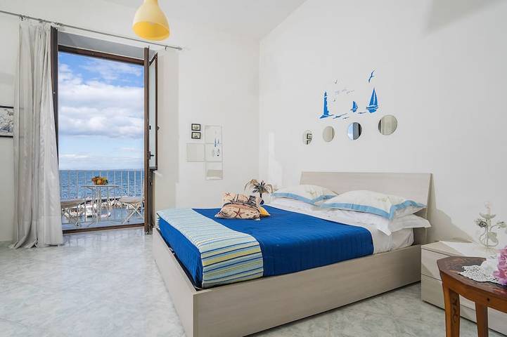 Appartamento intero, Appartamento mozzafiato sul mare di Sorrento, 1 Bedroom sea view beach apartment in Sorrento for up ... in Sorrento, Sorrento Coast