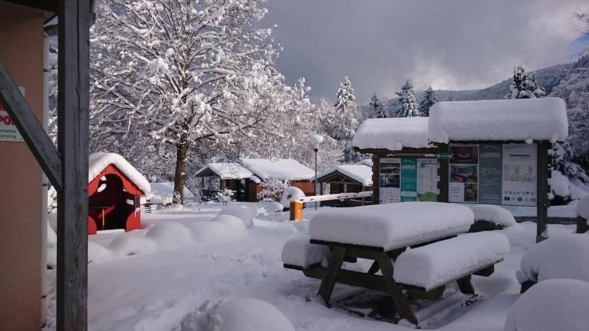 Camping pour 4 personnes, avec vue ainsi que terrasse et jardin, animaux acceptés
