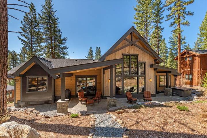Vacation house for 8 people, with yard and pool as well as hot tub and balcony in Truckee
