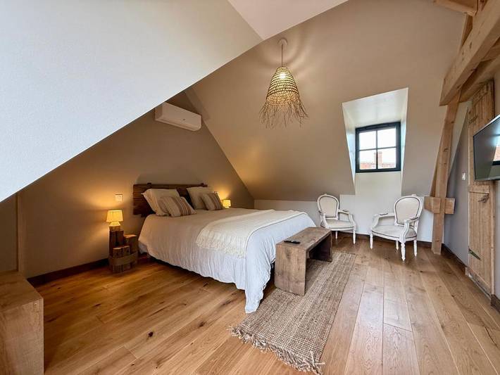 Gîte pour 2 personnes, avec terrasse et vue ainsi que jardin et piscine dans Méhers