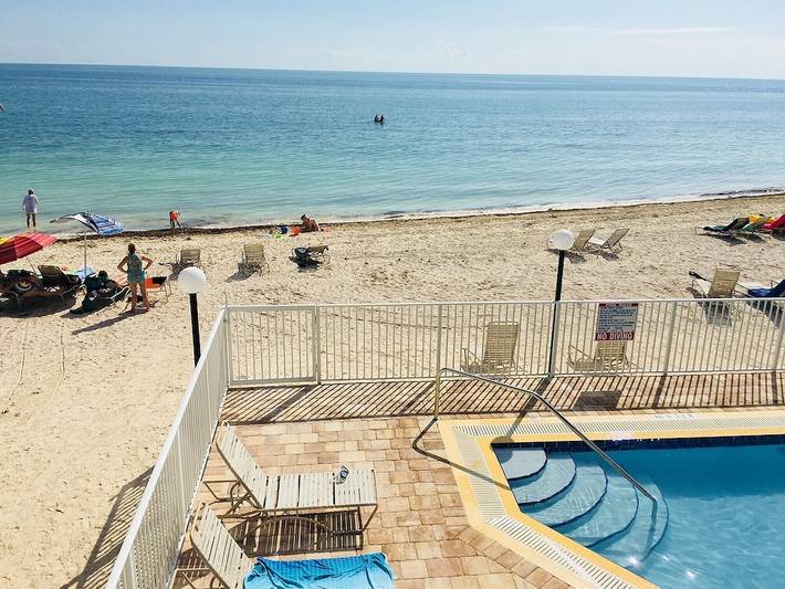 Vacation rental for 6 people, with pool and yard as well as hot tub in Marathon